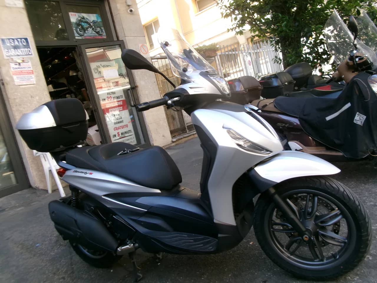 Piaggio Beverly 400 HPE Sport ABS ASR - 2022 - KM 10.000 - Euro 5 - Iva Esposta foto 2