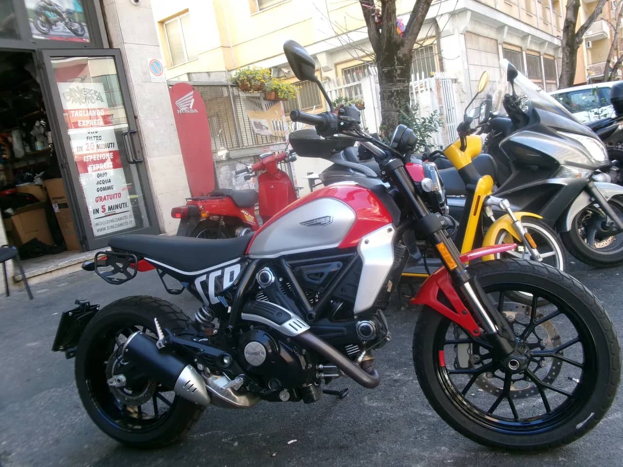 Ducati Scrambler 800 Icon Red - 2023 - KM 1.000 - Euro 5 foto 2