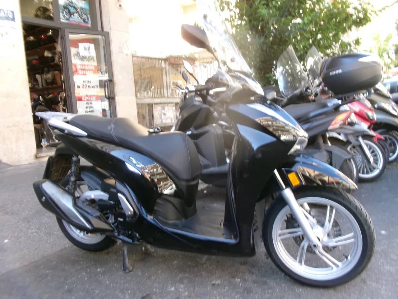 Honda SH 350 ABS Tcs - 2023 - KM 17.000 - Euro 5 - Iva Esposta foto 2