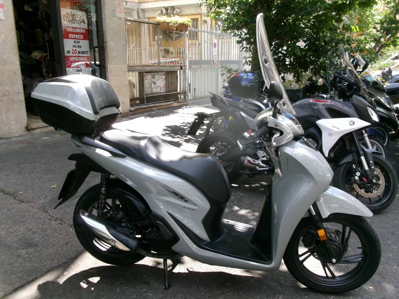 Honda SH 150 ABS Tcs - 2024 - KM 14.000 - Euro 5 - Iva Esposta foto 2