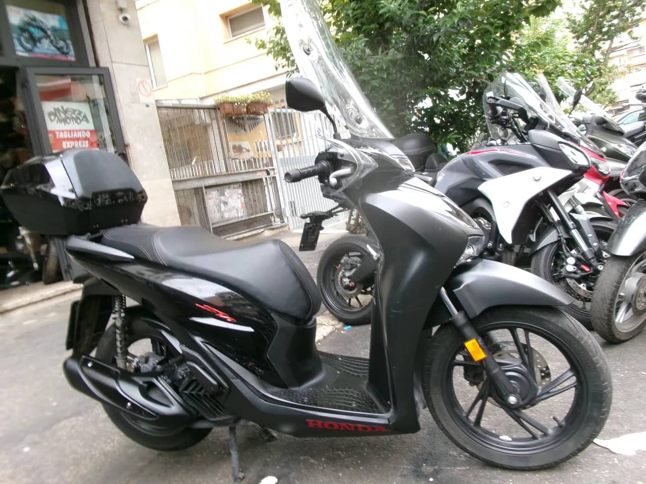 Honda SH 125 Sport ABS Tcs - 2024 - KM 12.000 - Euro 5 - Iva Esposta foto 2