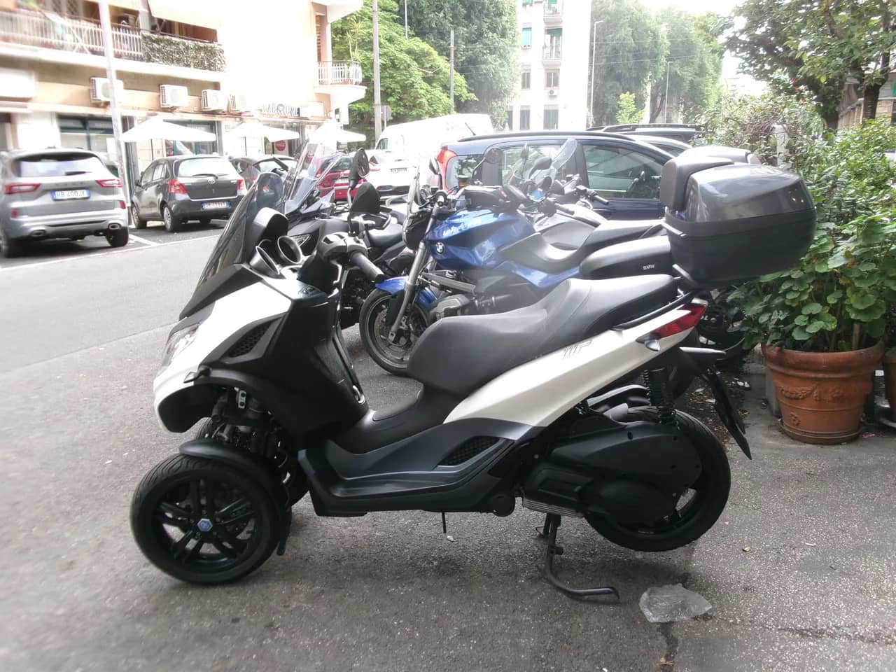 Piaggio MP3 300 HPE Yourban Lt - 2022 - KM 10.000 - Euro 5 - Iva Esposta foto 2