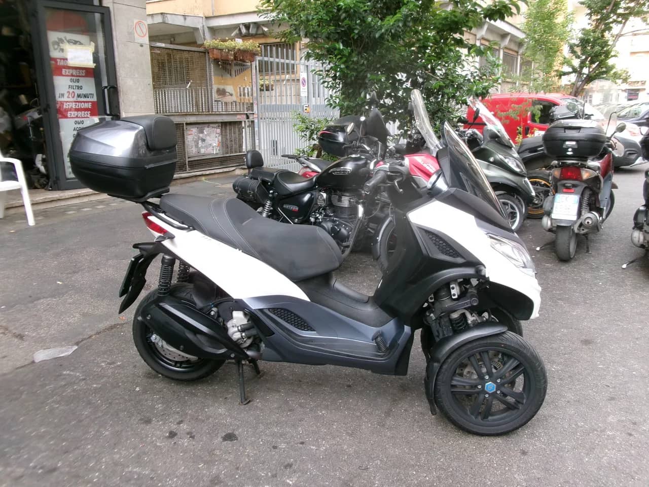 Piaggio MP3 300 HPE Yourban Lt - 2022 - KM 10.000 - Euro 5 - Iva Esposta foto 3