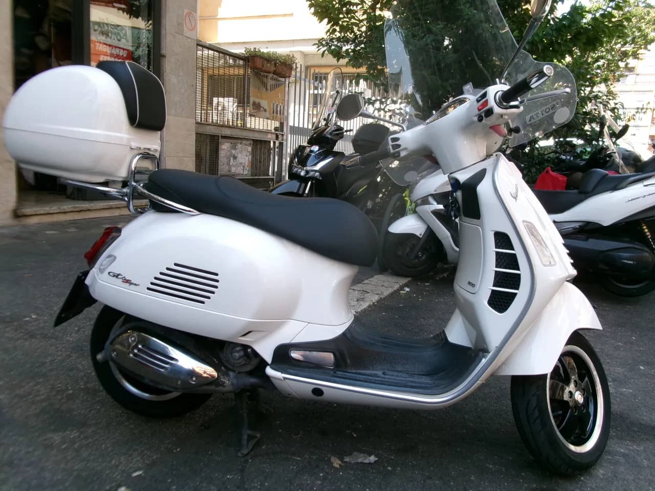Piaggio Vespa 300 Gts - 2019 - KM 16.000 - Euro 4 foto 2