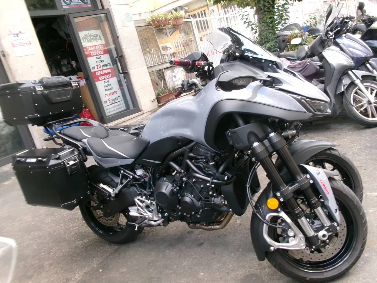 Yamaha Niken 900 GT - 2021 - KM 4.000 - Euro 5 foto 2