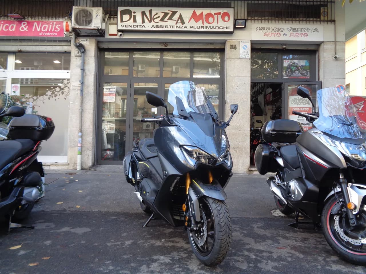 Yamaha T-MAX 20° Anniversario Limited Edition 2021 scooter nuovo a Roma - foto 1 di 7