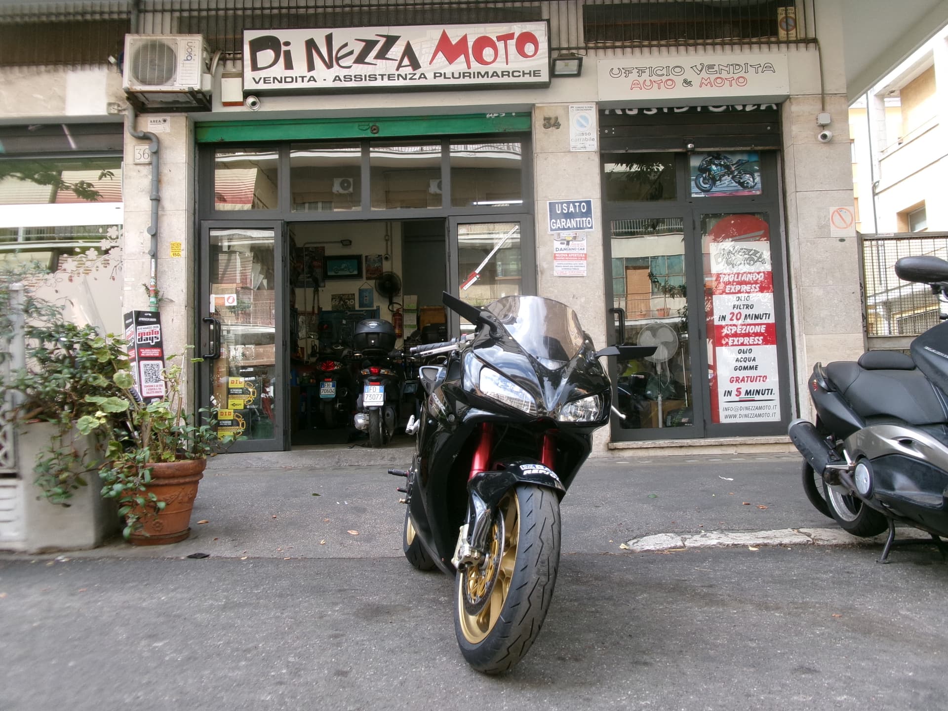 Honda CBR 1000 RR FIREBLADE 2007 moto usato a Roma - foto 1 di 14