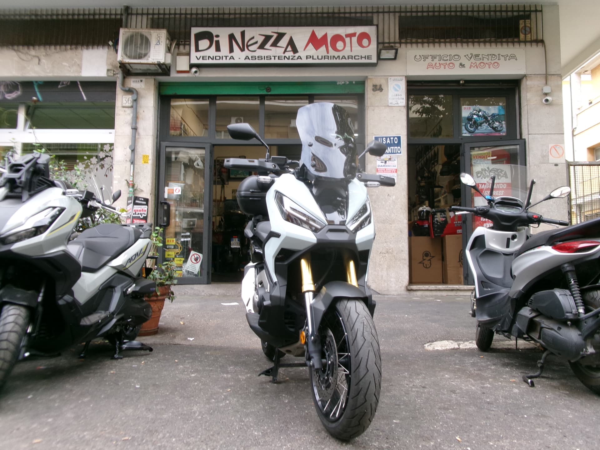 Honda X-ADV 750 ABS TCS 2024 scooter usato a Roma - foto 1 di 7