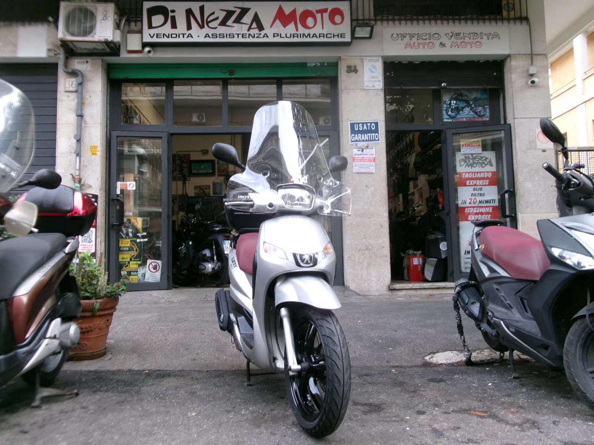 Peugeot TWEET 125 2018 scooter usato a Roma - foto 1 di 6