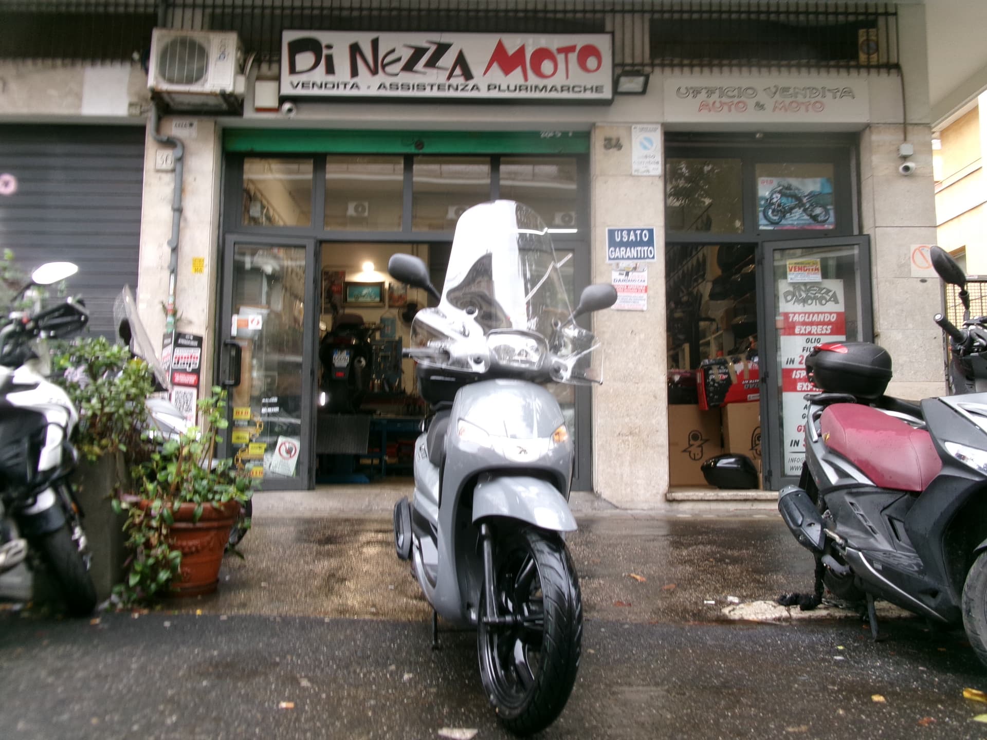 Peugeot TWEET 200 ABS 2022 scooter usato a Roma - foto 1 di 6