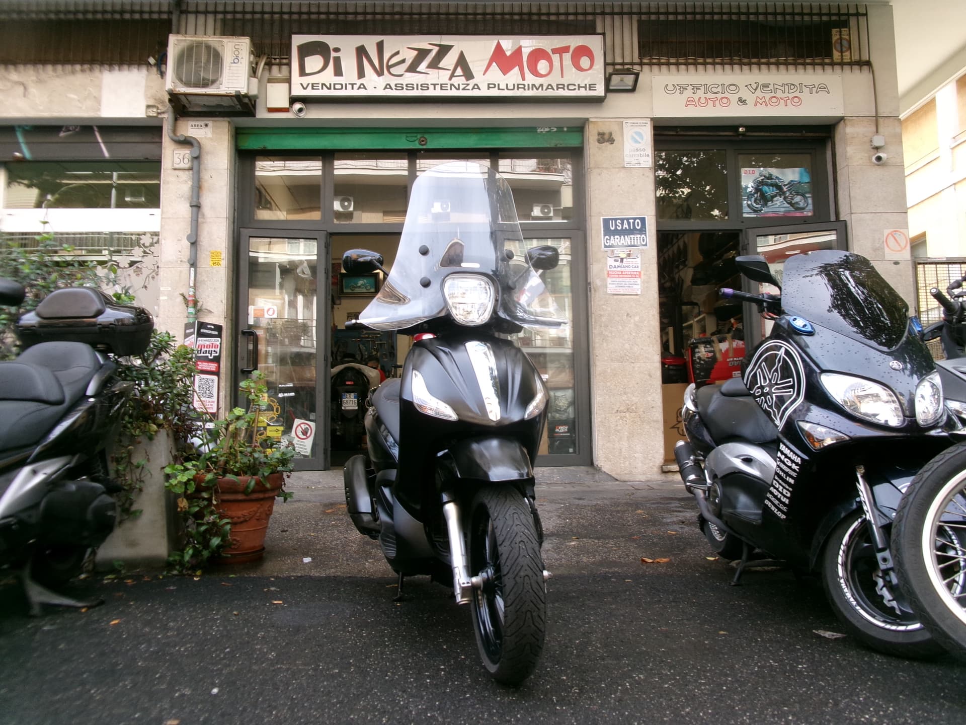 Piaggio BEVERLY 300 POLICE ABS ASR 2020 scooter usato a Roma - foto 1 di 6