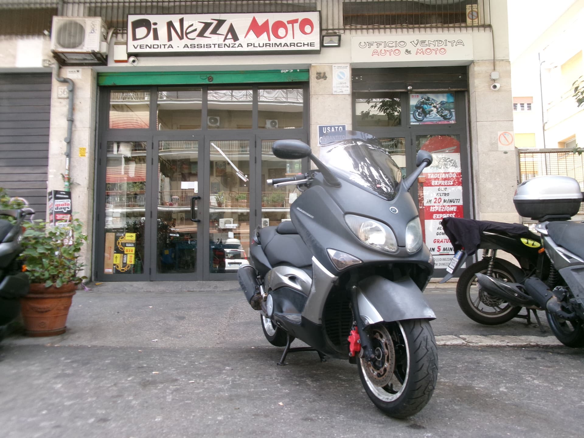 Yamaha T-MAX BLACK MAX 2005 scooter usato a Roma - foto 1 di 5
