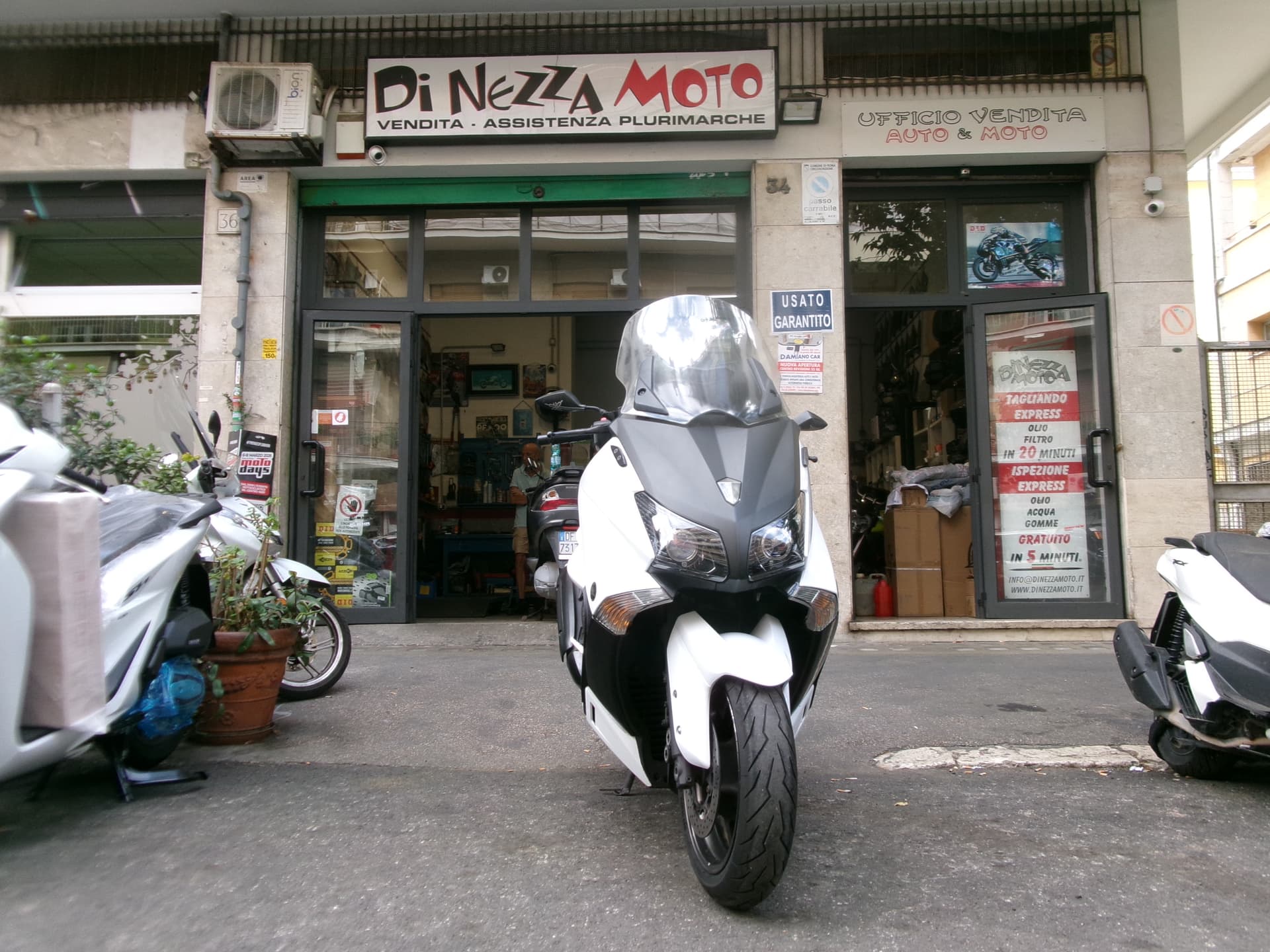 Yamaha T-MAX 530 2012 scooter usato a Roma - foto 1 di 7