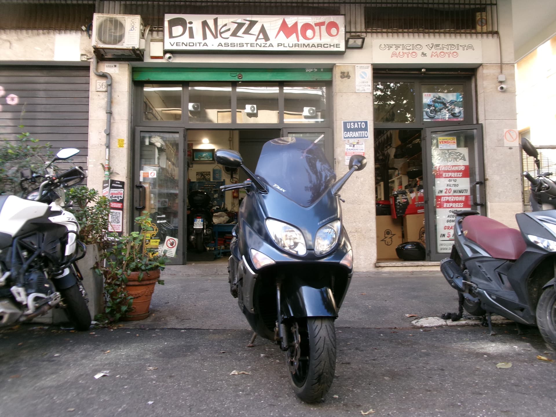 Yamaha T-MAX 500 NIGHT MAX 2006 scooter usato a Roma - foto 1 di 6